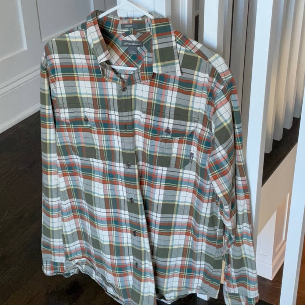 Eddie Bauer classic fit double pocket cotton and 3 percent spandex shirt